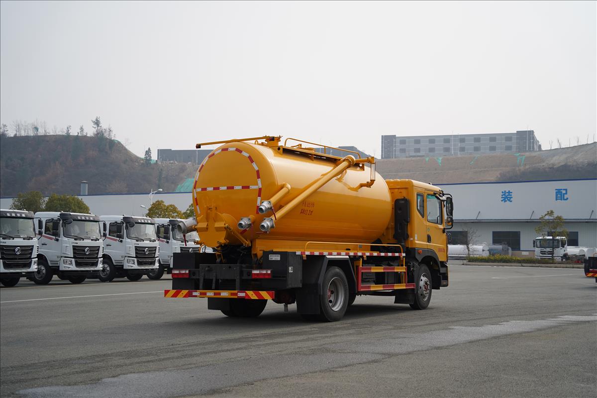 18T吸污車