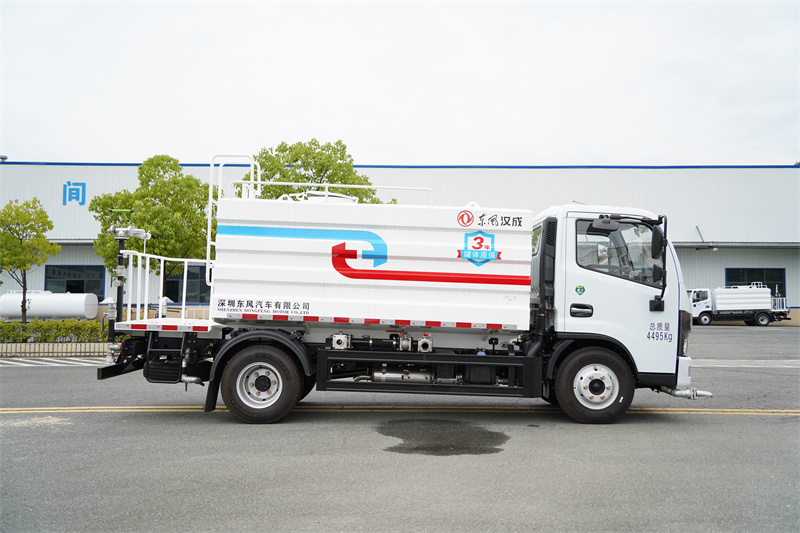 東風(fēng)股份D6藍(lán)牌灑水車 7方（燃油車）